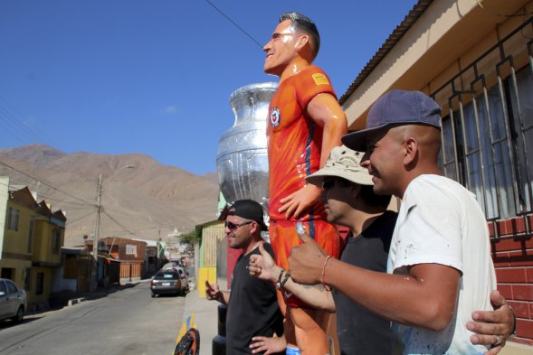 La escultura de Alexis Sánchez realizada por Marco Vergara, Ciné Vargas y Milton Salvo, es exhibida en las calles de Tocopilla junto a los escudos de los siete clubes que el delantero ha defendido durante su carrera. La escultura de Alexis Sánchez realizada por Marco Vergara, Ciné Vargas y Milton Salvo, es exhibida en las calles de Tocopilla junto a los escudos de los siete clubes que el delantero ha defendido durante su carrera.