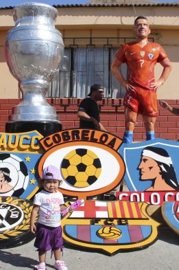 La escultura de Alexis Sánchez realizada por Marco Vergara, Ciné Vargas y Milton Salvo, es exhibida en las calles de Tocopilla junto a los escudos de los siete clubes que el delantero ha defendido durante su carrera. La escultura de Alexis Sánchez realizada por Marco Vergara, Ciné Vargas y Milton Salvo, es exhibida en las calles de Tocopilla junto a los escudos de los siete clubes que el delantero ha defendido durante su carrera.