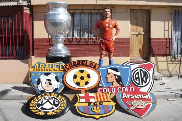 La escultura de Alexis Sánchez realizada por Marco Vergara, Ciné Vargas y Milton Salvo, es exhibida en las calles de Tocopilla junto a los escudos de los siete clubes que el delantero ha defendido durante su carrera. La escultura de Alexis Sánchez realizada por Marco Vergara, Ciné Vargas y Milton Salvo, es exhibida en las calles de Tocopilla junto a los escudos de los siete clubes que el delantero ha defendido durante su carrera.