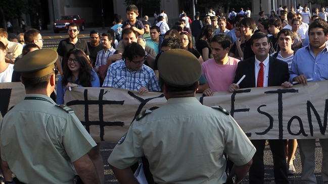 Jóvenes de Chile Vamos protestaron frente a La Moneda por crisis del Sename