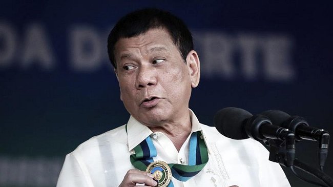 Presidente filipino amenazó con matar a corruptos lanzándolos desde helicópteros