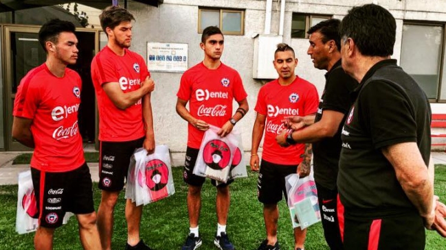 Obsequiaron libros a jugadores de la selección chilena sub 20 previo al viaje a Ecuador Obsequiaron libros a jugadores de la selección chilena sub 20 previo al viaje a Ecuador