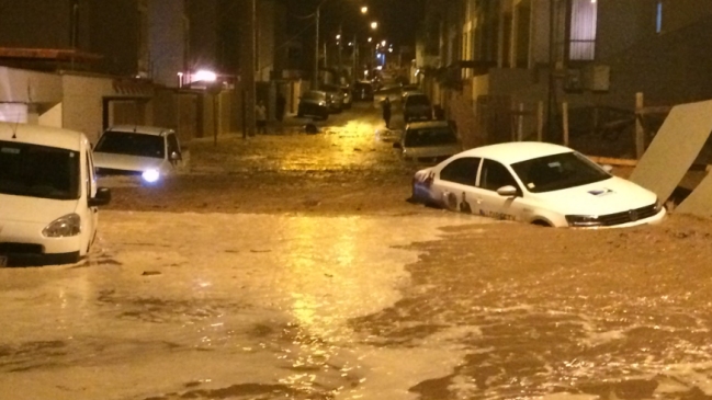 Rotura de matriz provocó inundación en sector de Antofagasta Rotura de matriz provocó inundación en sector de Antofagasta