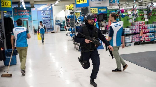 Una decena de detenciones en nuevos disturbios en la periferia de París