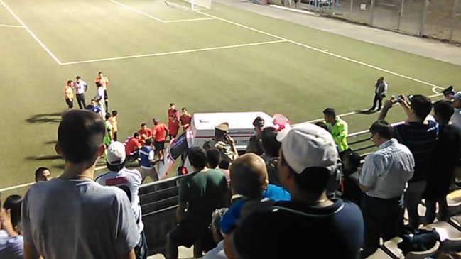 Partido entre Barnechea y Melipilla fue suspendido por agresión contra árbitro asistente Partido entre Barnechea y Melipilla fue suspendido por agresión contra árbitro asistente