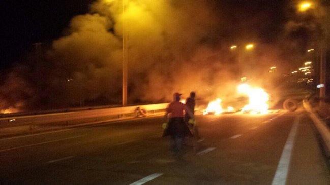 Trabajadores de Minera Escondida cortaron Ruta 5 con barricadas Trabajadores de Minera Escondida cortaron Ruta 5 con barricadas