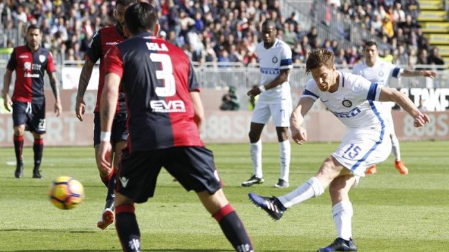 Inter de Milán aplastó a Cagliari en choque de chilenos en la liga italiana