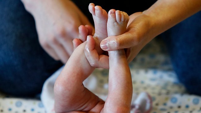 Acusan ausencia de vital examen bacteriano a embarazadas en el sistema público