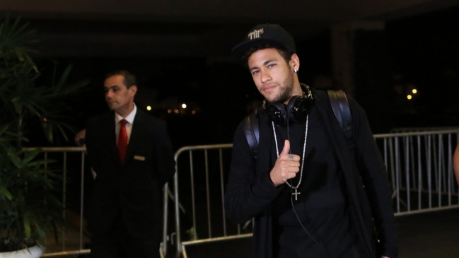 Neymar arribó a Brasil para los partidos frente a Uruguay y Paraguay Neymar arribó a Brasil para los partidos frente a Uruguay y Paraguay