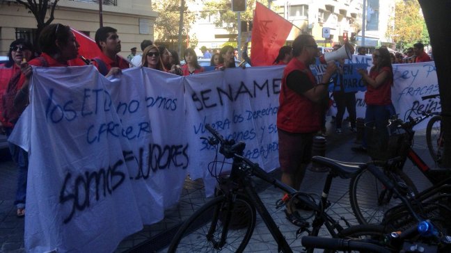 Funcionarios del Sename protestan tras riña en centro de Tiltil Funcionarios del Sename protestan tras riña en centro de Tiltil