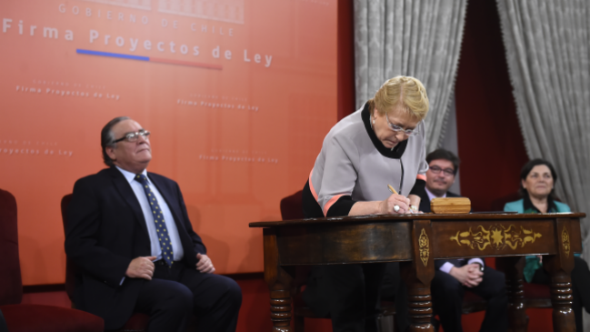 Presidenta Bachelet firmó proyecto que divide el Servicio Nacional de Menores