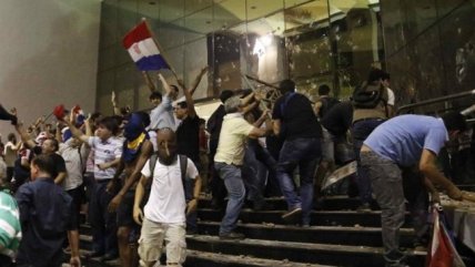 Enfrentamientos frente al Congreso paraguayo tras polémico voto de reelección presidencial