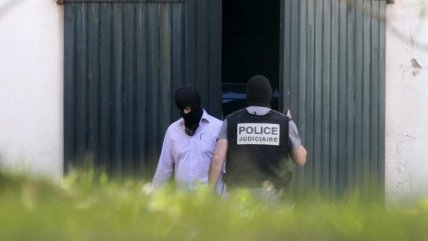 ETA entregó 120 armas, tres toneladas de explosivos y miles de municiones