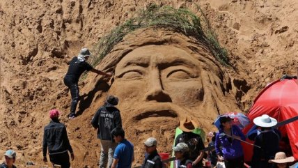 En Bolivia recrearon el Via Crucis con esculturas de arena