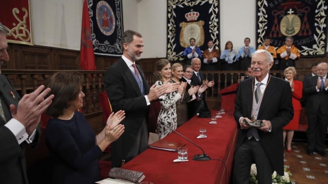 Eduardo Mendoza recibe el Premio Cervantes de manos del rey Felipe Eduardo Mendoza recibe el Premio Cervantes de manos del rey Felipe