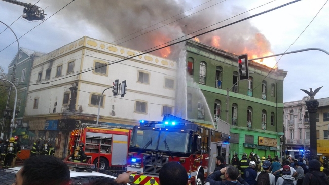 Incendio afectó a edificio patrimonial en el centro de Valparaíso Incendio afectó a edificio patrimonial en el centro de Valparaíso
