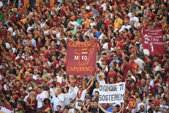 Francesco Totti, emblema del fútbol italiano, se despidió de AS Roma luego de vestir la camiseta giallorossa 24 años con un triunfo de 3-2 antes del pitazo final sobre Genoa, del chileno Mauricio Pinilla. Francesco Totti, emblema del fútbol italiano, se despidió de AS Roma luego de vestir la camiseta giallorossa 24 años con un triunfo de 3-2 antes del pitazo final sobre Genoa, del chileno Mauricio Pinilla.