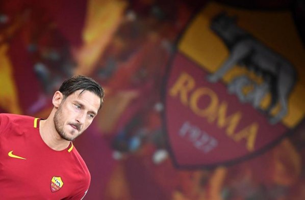 Francesco Totti, emblema del fútbol italiano, se despidió de AS Roma luego de vestir la camiseta giallorossa 24 años con un triunfo de 3-2 antes del pitazo final sobre Genoa, del chileno Mauricio Pinilla. Francesco Totti, emblema del fútbol italiano, se despidió de AS Roma luego de vestir la camiseta giallorossa 24 años con un triunfo de 3-2 antes del pitazo final sobre Genoa, del chileno Mauricio Pinilla.