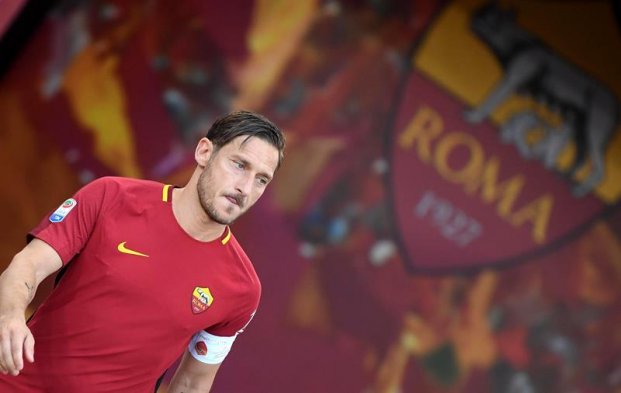 Francesco Totti, emblema del fútbol italiano, se despidió de AS Roma luego de vestir la camiseta giallorossa 24 años con un triunfo de 3-2 antes del pitazo final sobre Genoa, del chileno Mauricio Pinilla. Francesco Totti, emblema del fútbol italiano, se despidió de AS Roma luego de vestir la camiseta giallorossa 24 años con un triunfo de 3-2 antes del pitazo final sobre Genoa, del chileno Mauricio Pinilla.