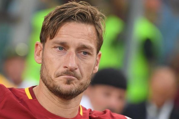 Francesco Totti, emblema del fútbol italiano, se despidió de AS Roma luego de vestir la camiseta giallorossa 24 años con un triunfo de 3-2 antes del pitazo final sobre Genoa, del chileno Mauricio Pinilla. Francesco Totti, emblema del fútbol italiano, se despidió de AS Roma luego de vestir la camiseta giallorossa 24 años con un triunfo de 3-2 antes del pitazo final sobre Genoa, del chileno Mauricio Pinilla.