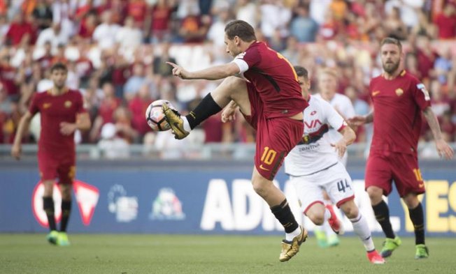 Francesco Totti, emblema del fútbol italiano, se despidió de AS Roma luego de vestir la camiseta giallorossa 24 años con un triunfo de 3-2 antes del pitazo final sobre Genoa, del chileno Mauricio Pinilla. Francesco Totti, emblema del fútbol italiano, se despidió de AS Roma luego de vestir la camiseta giallorossa 24 años con un triunfo de 3-2 antes del pitazo final sobre Genoa, del chileno Mauricio Pinilla.