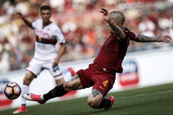 Francesco Totti, emblema del fútbol italiano, se despidió de AS Roma luego de vestir la camiseta giallorossa 24 años con un triunfo de 3-2 antes del pitazo final sobre Genoa, del chileno Mauricio Pinilla. Francesco Totti, emblema del fútbol italiano, se despidió de AS Roma luego de vestir la camiseta giallorossa 24 años con un triunfo de 3-2 antes del pitazo final sobre Genoa, del chileno Mauricio Pinilla.