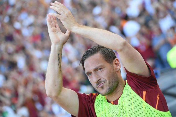 Francesco Totti, emblema del fútbol italiano, se despidió de AS Roma luego de vestir la camiseta giallorossa 24 años con un triunfo de 3-2 antes del pitazo final sobre Genoa, del chileno Mauricio Pinilla. Francesco Totti, emblema del fútbol italiano, se despidió de AS Roma luego de vestir la camiseta giallorossa 24 años con un triunfo de 3-2 antes del pitazo final sobre Genoa, del chileno Mauricio Pinilla.