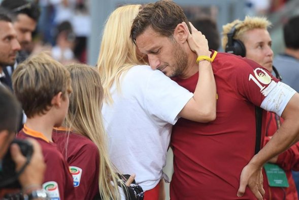 Francesco Totti, emblema del fútbol italiano, se despidió de AS Roma luego de vestir la camiseta giallorossa 24 años con un triunfo de 3-2 antes del pitazo final sobre Genoa, del chileno Mauricio Pinilla. Francesco Totti, emblema del fútbol italiano, se despidió de AS Roma luego de vestir la camiseta giallorossa 24 años con un triunfo de 3-2 antes del pitazo final sobre Genoa, del chileno Mauricio Pinilla.