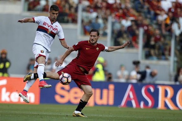 Francesco Totti, emblema del fútbol italiano, se despidió de AS Roma luego de vestir la camiseta giallorossa 24 años con un triunfo de 3-2 antes del pitazo final sobre Genoa, del chileno Mauricio Pinilla. Francesco Totti, emblema del fútbol italiano, se despidió de AS Roma luego de vestir la camiseta giallorossa 24 años con un triunfo de 3-2 antes del pitazo final sobre Genoa, del chileno Mauricio Pinilla.