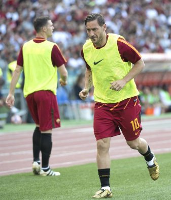 Francesco Totti, emblema del fútbol italiano, se despidió de AS Roma luego de vestir la camiseta giallorossa 24 años con un triunfo de 3-2 antes del pitazo final sobre Genoa, del chileno Mauricio Pinilla. Francesco Totti, emblema del fútbol italiano, se despidió de AS Roma luego de vestir la camiseta giallorossa 24 años con un triunfo de 3-2 antes del pitazo final sobre Genoa, del chileno Mauricio Pinilla.