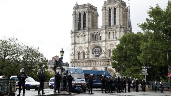 Un policía disparó a un hombre que intentó atacarlo en catedral de Notre Dame