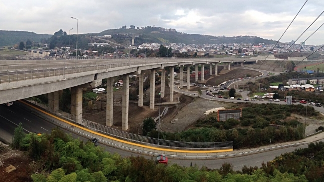 Joven murió al caer 50 metros desde viaducto que une la Ruta 5 Sur con la Carretera Austral Joven murió al caer 50 metros desde viaducto que une la Ruta 5 Sur con la Carretera Austral