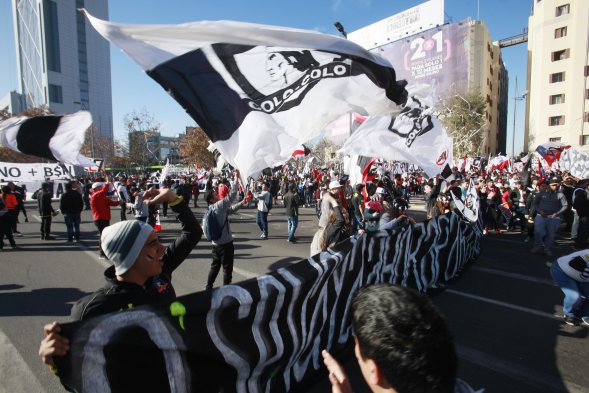 Hinchas de Colo Colo marcharon este domingo de la Plaza Baquedano hasta la ex sede del club, en Cienfuegos 41, para manifestarse en contra de la concesionaria que maneja el club, Blanco y Negro. Hinchas de Colo Colo marcharon este domingo de la Plaza Baquedano hasta la ex sede del club, en Cienfuegos 41, para manifestarse en contra de la concesionaria que maneja el club, Blanco y Negro.
