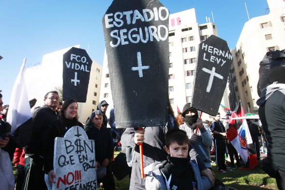 Hinchas de Colo Colo marcharon este domingo de la Plaza Baquedano hasta la ex sede del club, en Cienfuegos 41, para manifestarse en contra de la concesionaria que maneja el club, Blanco y Negro. Hinchas de Colo Colo marcharon este domingo de la Plaza Baquedano hasta la ex sede del club, en Cienfuegos 41, para manifestarse en contra de la concesionaria que maneja el club, Blanco y Negro.