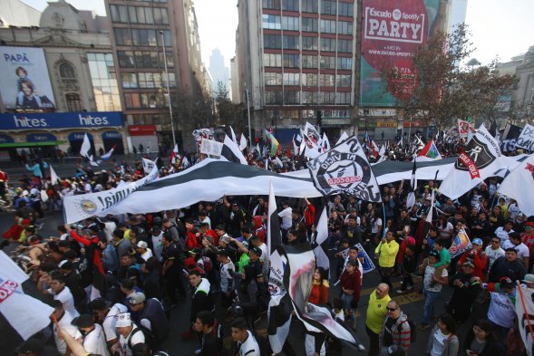 Hinchas de Colo Colo marcharon este domingo de la Plaza Baquedano hasta la ex sede del club, en Cienfuegos 41, para manifestarse en contra de la concesionaria que maneja el club, Blanco y Negro. Hinchas de Colo Colo marcharon este domingo de la Plaza Baquedano hasta la ex sede del club, en Cienfuegos 41, para manifestarse en contra de la concesionaria que maneja el club, Blanco y Negro.