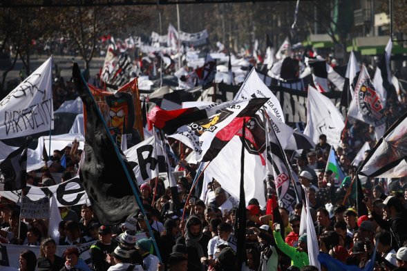 Hinchas de Colo Colo marcharon este domingo de la Plaza Baquedano hasta la ex sede del club, en Cienfuegos 41, para manifestarse en contra de la concesionaria que maneja el club, Blanco y Negro. Hinchas de Colo Colo marcharon este domingo de la Plaza Baquedano hasta la ex sede del club, en Cienfuegos 41, para manifestarse en contra de la concesionaria que maneja el club, Blanco y Negro.