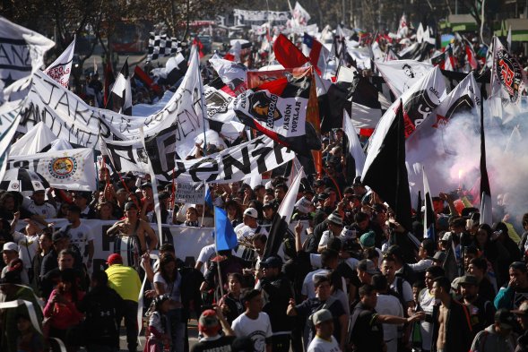 Hinchas de Colo Colo marcharon este domingo de la Plaza Baquedano hasta la ex sede del club, en Cienfuegos 41, para manifestarse en contra de la concesionaria que maneja el club, Blanco y Negro. Hinchas de Colo Colo marcharon este domingo de la Plaza Baquedano hasta la ex sede del club, en Cienfuegos 41, para manifestarse en contra de la concesionaria que maneja el club, Blanco y Negro.