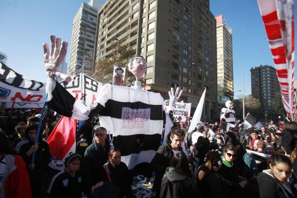 Hinchas de Colo Colo marcharon este domingo de la Plaza Baquedano hasta la ex sede del club, en Cienfuegos 41, para manifestarse en contra de la concesionaria que maneja el club, Blanco y Negro. Hinchas de Colo Colo marcharon este domingo de la Plaza Baquedano hasta la ex sede del club, en Cienfuegos 41, para manifestarse en contra de la concesionaria que maneja el club, Blanco y Negro.