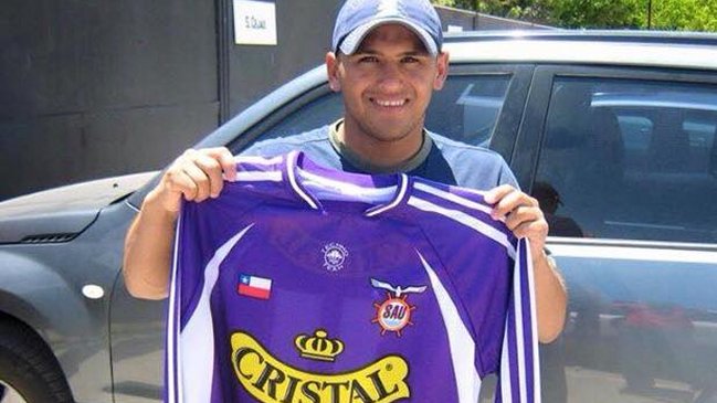 Hinchas de San Antonio Unido celebran la llegada de Humberto Suazo