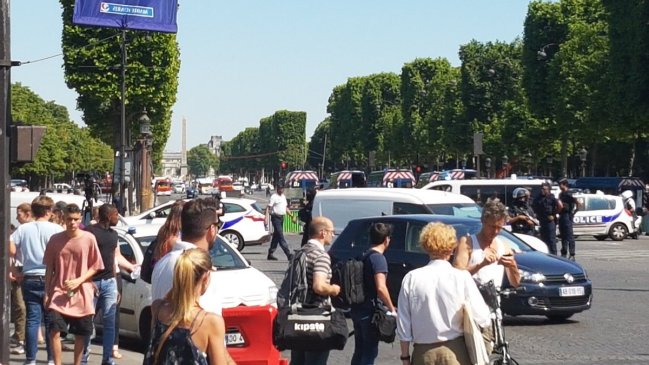 Vehículo impactó contra furgón policial en los Campos Elíseos de París