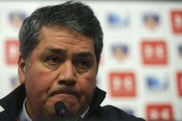 El lateral Oscar Opazo fue presentado este lunes como nuevo refuerzo de Colo Colo, luego que la semana pasada se cerrara su arribo tras la realización de los exámenes médicos. El lateral Oscar Opazo fue presentado este lunes como nuevo refuerzo de Colo Colo, luego que la semana pasada se cerrara su arribo tras la realización de los exámenes médicos.