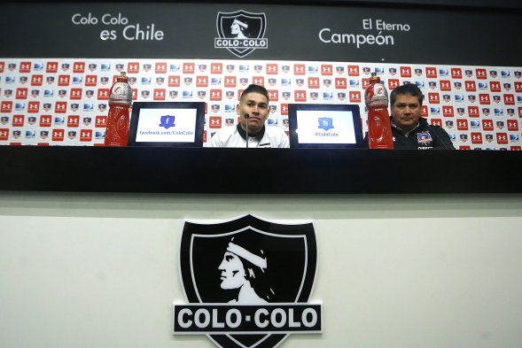 El lateral Oscar Opazo fue presentado este lunes como nuevo refuerzo de Colo Colo, luego que la semana pasada se cerrara su arribo tras la realización de los exámenes médicos. El lateral Oscar Opazo fue presentado este lunes como nuevo refuerzo de Colo Colo, luego que la semana pasada se cerrara su arribo tras la realización de los exámenes médicos.