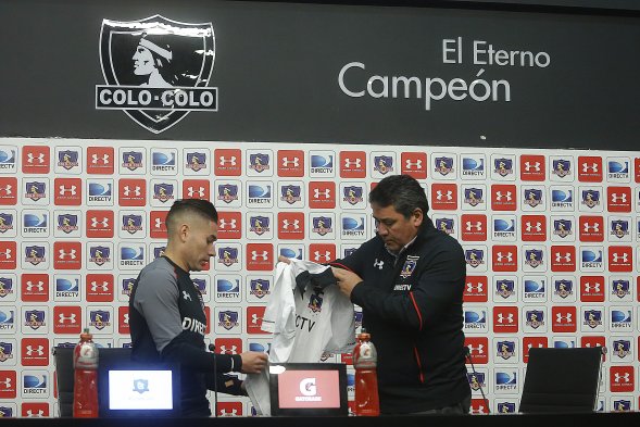 El lateral Oscar Opazo fue presentado este lunes como nuevo refuerzo de Colo Colo, luego que la semana pasada se cerrara su arribo tras la realización de los exámenes médicos. El lateral Oscar Opazo fue presentado este lunes como nuevo refuerzo de Colo Colo, luego que la semana pasada se cerrara su arribo tras la realización de los exámenes médicos.