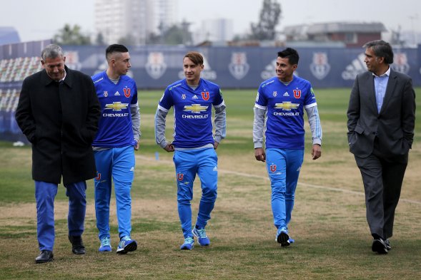Universidad de Chile presentó en el CDA a sus primeros refuerzos, el volante Rafael Caroca y el delantero Francisco Arancibia. Rodrigo Echeverría, quien regresó de un préstamo a Everton, también enfrentó a los medios este miércoles. Universidad de Chile presentó en el CDA a sus primeros refuerzos, el volante Rafael Caroca y el delantero Francisco Arancibia. Rodrigo Echeverría, quien regresó de un préstamo a Everton, también enfrentó a los medios este miércoles.