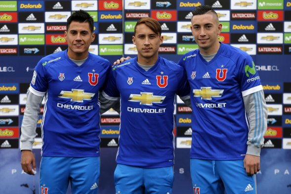 Universidad de Chile presentó en el CDA a sus primeros refuerzos, el volante Rafael Caroca y el delantero Francisco Arancibia. Rodrigo Echeverría, quien regresó de un préstamo a Everton, también enfrentó a los medios este miércoles. Universidad de Chile presentó en el CDA a sus primeros refuerzos, el volante Rafael Caroca y el delantero Francisco Arancibia. Rodrigo Echeverría, quien regresó de un préstamo a Everton, también enfrentó a los medios este miércoles.