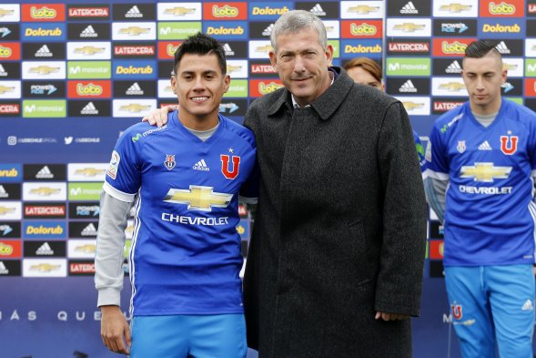 Universidad de Chile presentó en el CDA a sus primeros refuerzos, el volante Rafael Caroca y el delantero Francisco Arancibia. Rodrigo Echeverría, quien regresó de un préstamo a Everton, también enfrentó a los medios este miércoles. Universidad de Chile presentó en el CDA a sus primeros refuerzos, el volante Rafael Caroca y el delantero Francisco Arancibia. Rodrigo Echeverría, quien regresó de un préstamo a Everton, también enfrentó a los medios este miércoles.