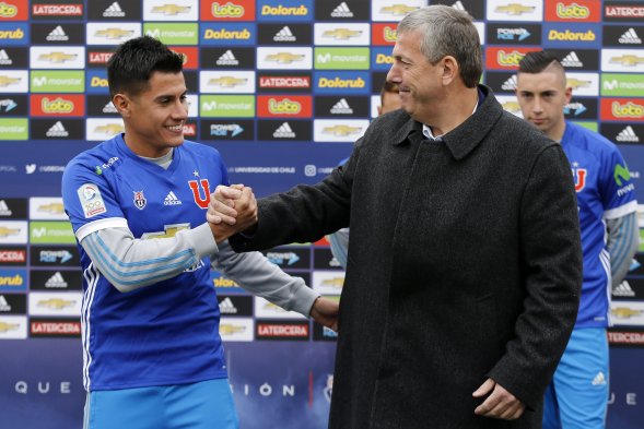 Universidad de Chile presentó en el CDA a sus primeros refuerzos, el volante Rafael Caroca y el delantero Francisco Arancibia. Rodrigo Echeverría, quien regresó de un préstamo a Everton, también enfrentó a los medios este miércoles. Universidad de Chile presentó en el CDA a sus primeros refuerzos, el volante Rafael Caroca y el delantero Francisco Arancibia. Rodrigo Echeverría, quien regresó de un préstamo a Everton, también enfrentó a los medios este miércoles.