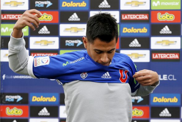 Universidad de Chile presentó en el CDA a sus primeros refuerzos, el volante Rafael Caroca y el delantero Francisco Arancibia. Rodrigo Echeverría, quien regresó de un préstamo a Everton, también enfrentó a los medios este miércoles. Universidad de Chile presentó en el CDA a sus primeros refuerzos, el volante Rafael Caroca y el delantero Francisco Arancibia. Rodrigo Echeverría, quien regresó de un préstamo a Everton, también enfrentó a los medios este miércoles.