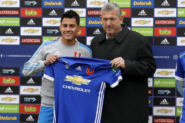 Universidad de Chile presentó en el CDA a sus primeros refuerzos, el volante Rafael Caroca y el delantero Francisco Arancibia. Rodrigo Echeverría, quien regresó de un préstamo a Everton, también enfrentó a los medios este miércoles. Universidad de Chile presentó en el CDA a sus primeros refuerzos, el volante Rafael Caroca y el delantero Francisco Arancibia. Rodrigo Echeverría, quien regresó de un préstamo a Everton, también enfrentó a los medios este miércoles.