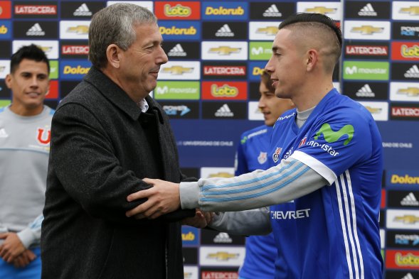 Universidad de Chile presentó en el CDA a sus primeros refuerzos, el volante Rafael Caroca y el delantero Francisco Arancibia. Rodrigo Echeverría, quien regresó de un préstamo a Everton, también enfrentó a los medios este miércoles. Universidad de Chile presentó en el CDA a sus primeros refuerzos, el volante Rafael Caroca y el delantero Francisco Arancibia. Rodrigo Echeverría, quien regresó de un préstamo a Everton, también enfrentó a los medios este miércoles.